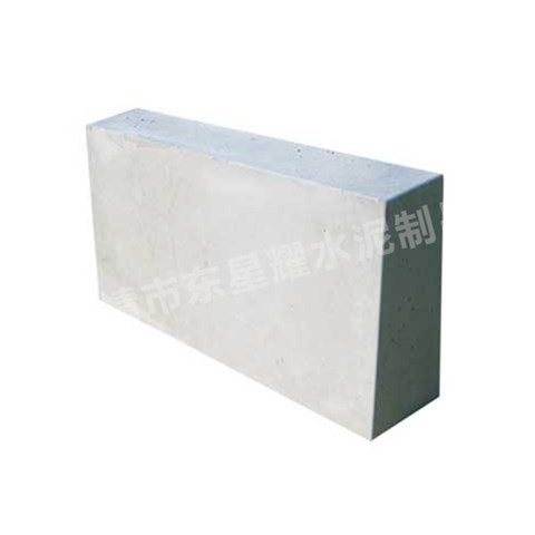 深色与浅色流水石在吸热性上有何不同？选择时需结合哪些环境因素综合考量？